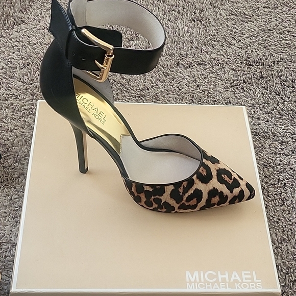 Michael Kors Brinkley Ankle Strap - Picture 5 of 8
